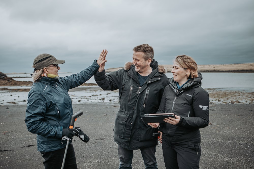 Mynd: Sigrún Ágústsdóttir, forstjóri Umhverfisstofnunar, Guðlaugur Þór Þórðarson, umhverfis-, orku- og loftlagsráðherra og Katrín Sóley Bjarnadóttir, sérfræðingur í teymi hafs og vatns. 